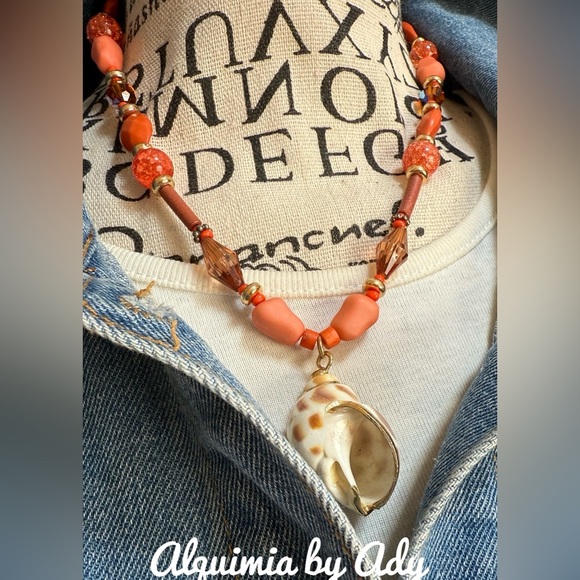 Alquimia Orange and Gold Necklace with Elegant Pendant and orange quartz - Picture 4 of 4